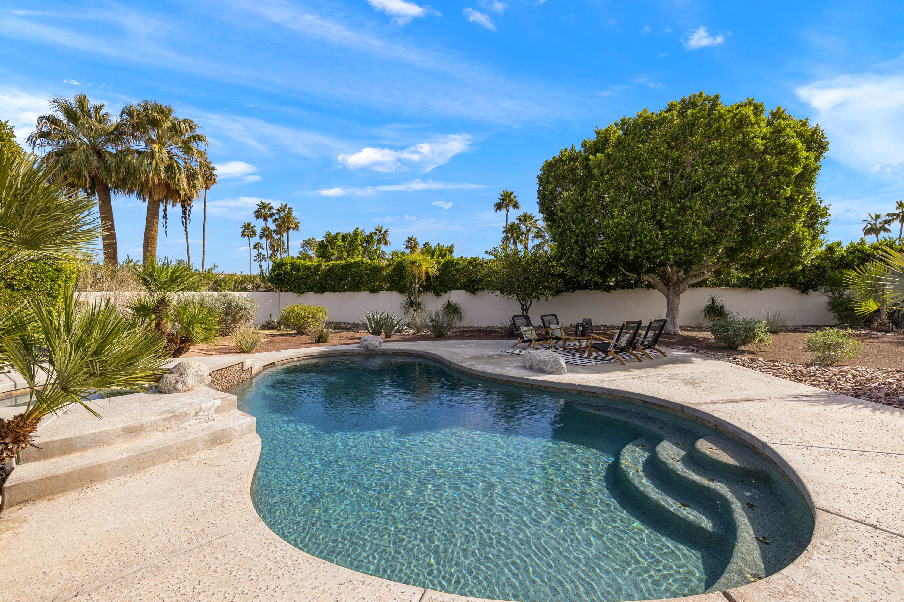 Pool with tanning steps
